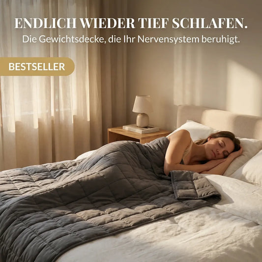 Frau schläft tief und entspannt unter Velura Gewichtsdecke 9kg im Bestseller-Schlafzimmer-Setting